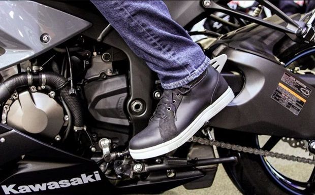 Pengendara motor wajib menggunakan sepatu (Foto: revzilla)
