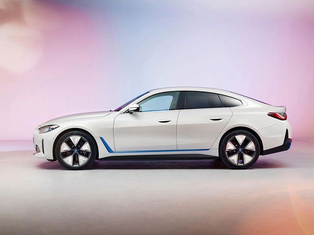 mobil listrik BMW i4