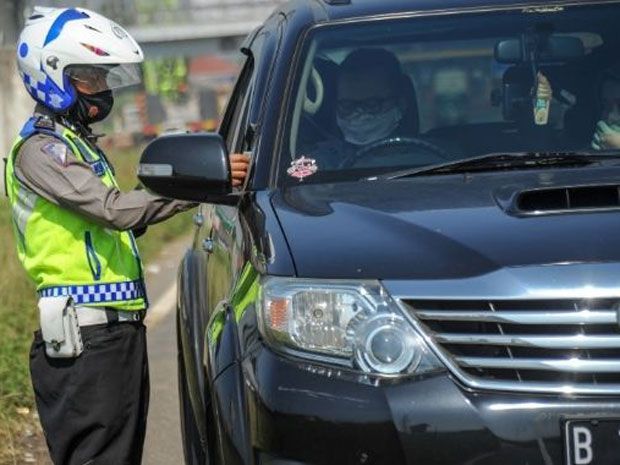 66003-ilustrasi-polisi-lalu-lintas-memeriksa-dan-menilang-kendaraan-3.jpg