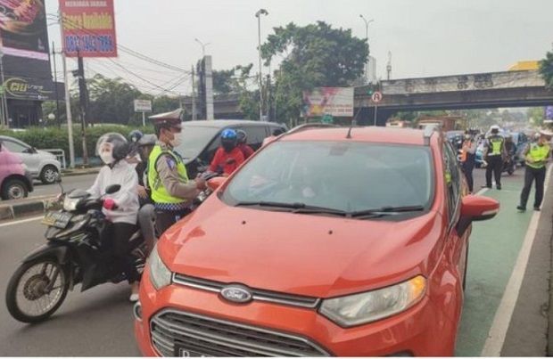 Pelanggar aturan ganjil-genap (Foto: NTMC Polri)