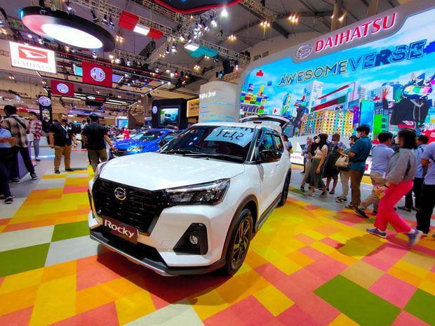 66360-daihatsu-rocky-minor-change-dilihat-pengunjung-giias-2022-3.jpg