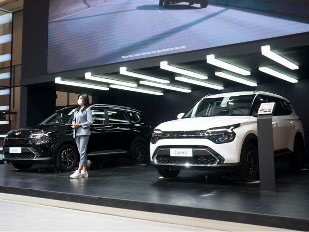 66367-kia-carens-meluncur-di-giias-2022-3.jpg