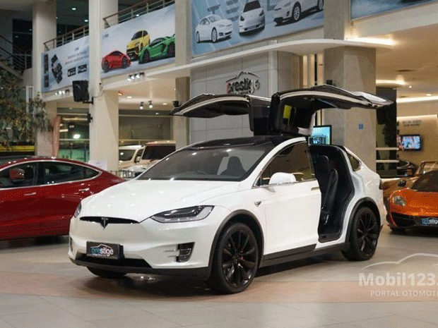 mobil listrik Tesla