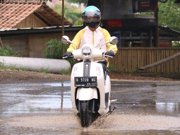 tips berkendara motor di musim hujan