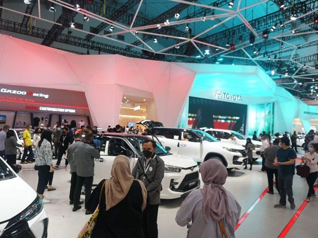67046-booth-toyota-di-giias-2022-dipenuhi-pengunjung-3.jpg