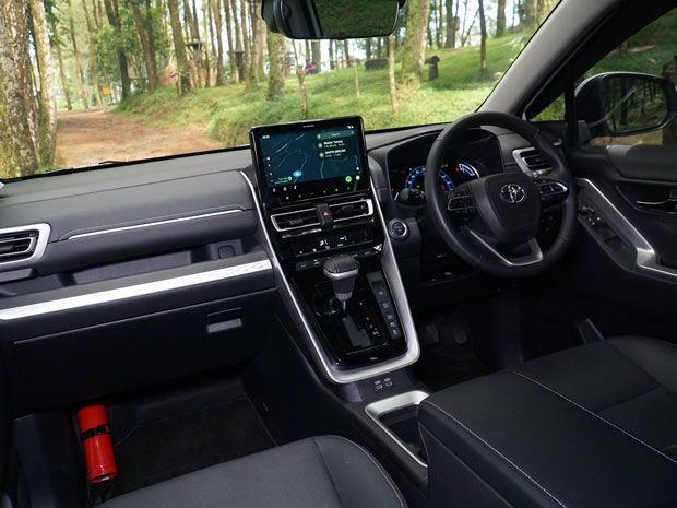 Interior Toyota Kijang Innova Zenix hybrid