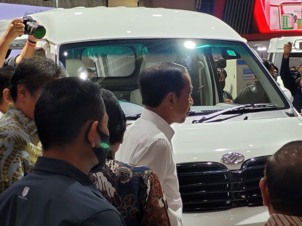 Jokowi di booth Esemka IIMS 2023