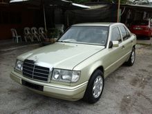 85 MERCEDES-BENZ 260E (A) on the road