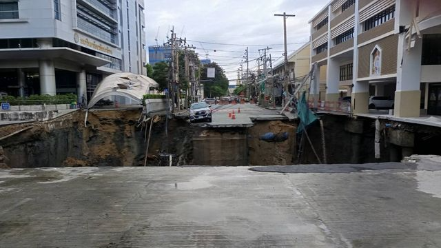 ถนนทรุด
