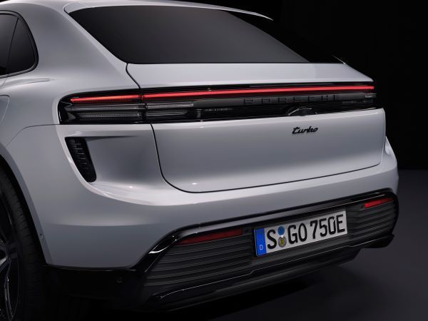 ด้านท้าย Porsche Macan 2024-2025