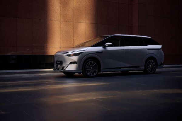 XPENG X9 MPV 2025 รถตู้ไฟฟ้าทรงสปอร์ตระดับแฟลกชิป 2025
