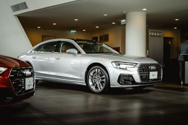 audi a8L ด้านข้าง
