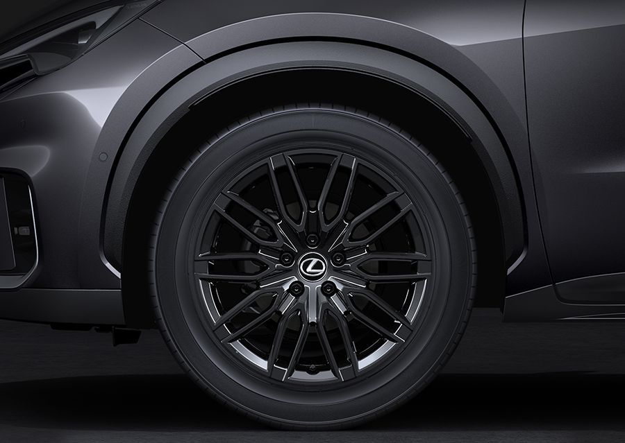 Lexus LBX Bespoke ต่างจาก LBX ปกติยังไง?