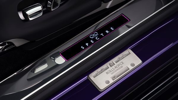 Rolls-Royce Black Badge Spectre 2025 ขอบประตูข้างรถ