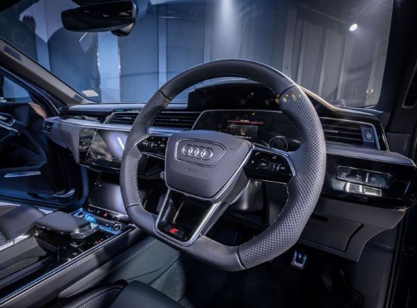 audi q8 e-tron 2023-2024 พวงมาลัย