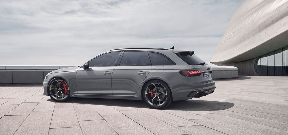 มิติตัวถังของ Audi RS4 Avant Quattro