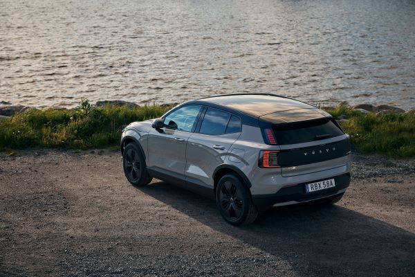 Volvo EX30 Cross Country 2025 ด้านท้าย
