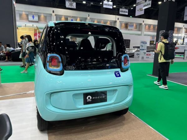 pocco 2024 ด้านท้ายรถยนต์ไฟฟ้า สีฟ้า.jpg