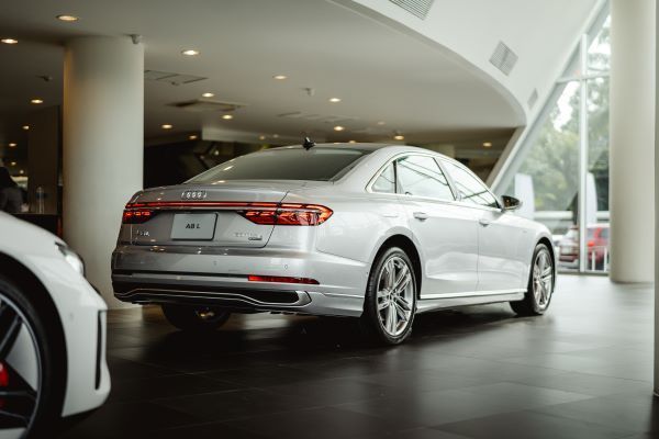 audi a8L ด้านท้าย