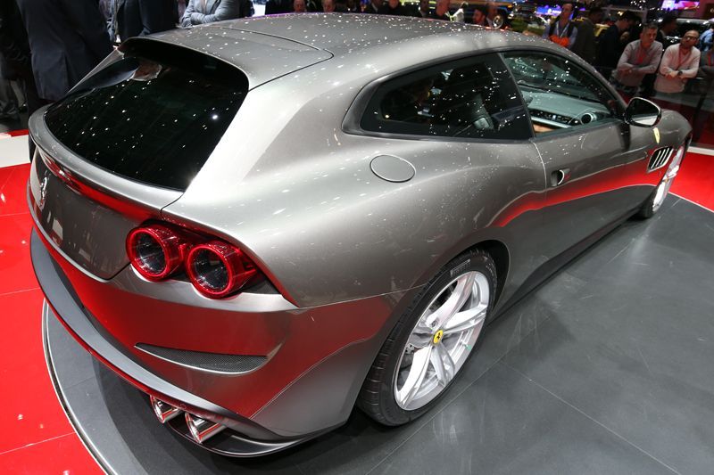 Ferrari-GTC4-Lusso