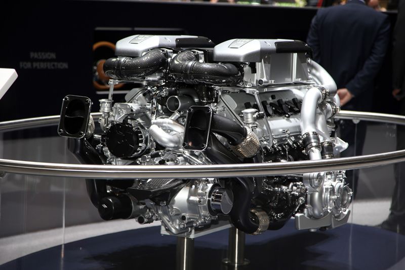bugatti-chiron-engine-2017